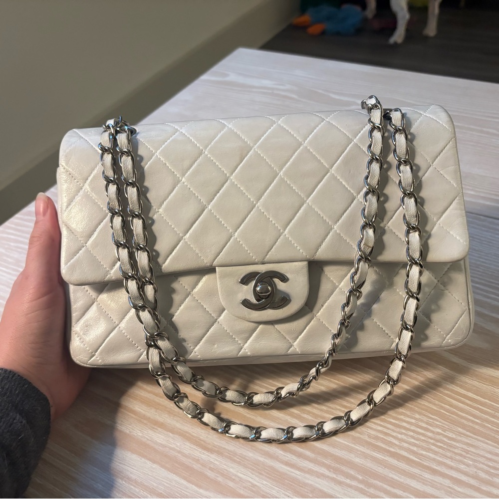 Chanel Classic Flap White Size Medium - Picture 2 of 16